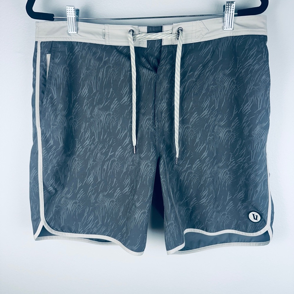 Vuori Cruise Boardshorts Grey White Abstract Coral Print Size 34 v314